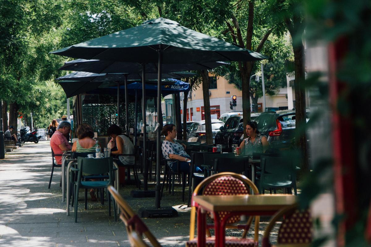 Terrazas en el barrio madrileño de Ibiza durante el verano.