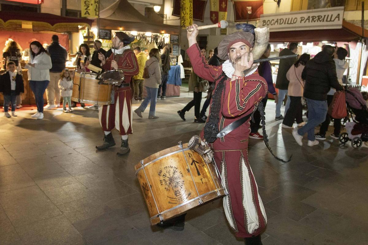 Los tambores en la jornada inaugural del mercado en enero de 2025.