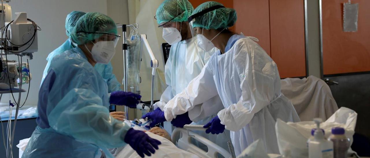 Sanitarios en una UCI del Hospital Tras-Os-Montes E Alto Douro, en VIla Real.