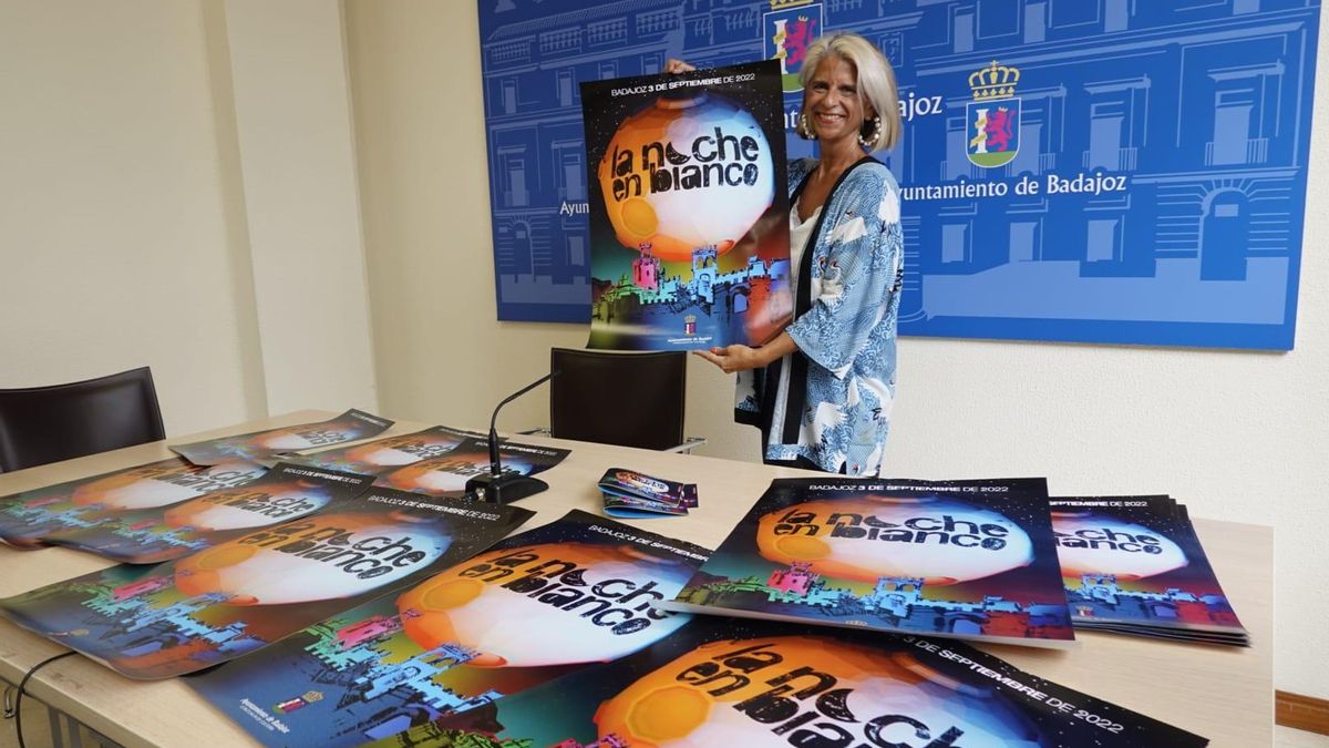 La concejala de Cultura, Paloma Morcillo, muestra el cartel de la Noche en Blanco 2022, diseñado por Luis Fano.