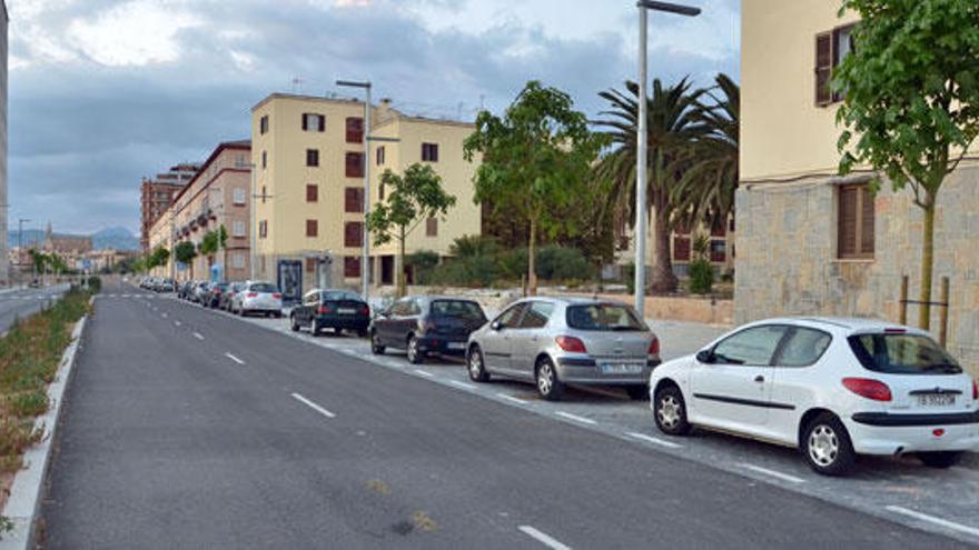 La calle Joan Maragall en el tramo que permiten el aparcamiento de coches.