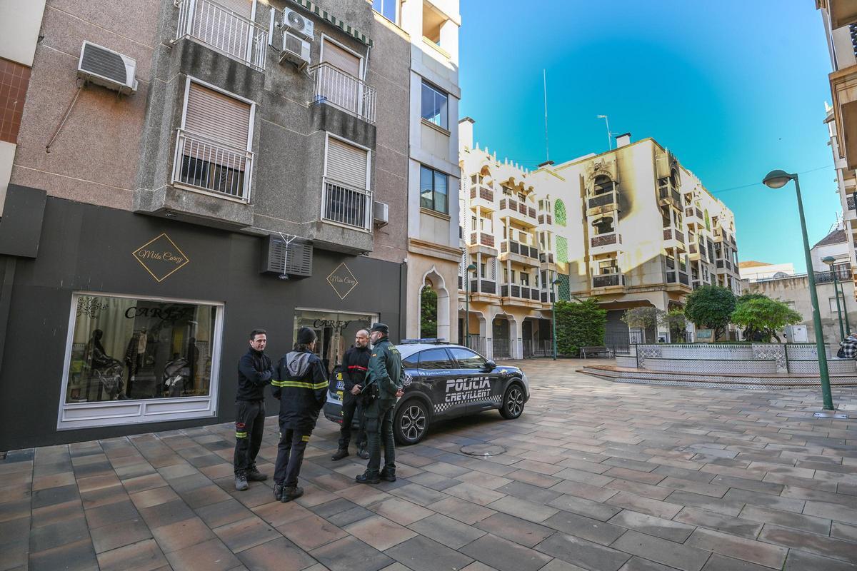 Los vecinos de la plaza Al-Shafra en Crevillent todavía no pueden creer lo sucedido y critican que lo han venido advirtiendo mucho tiempo