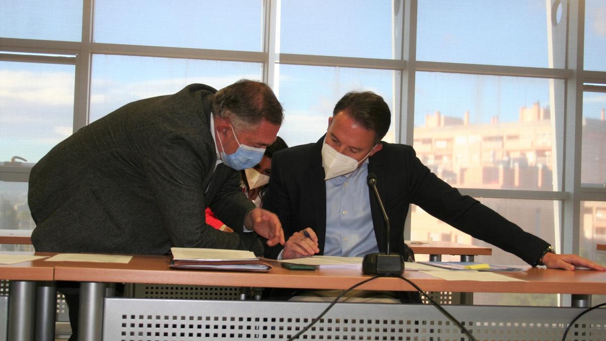 Ángel Meca y Fulgencio Gil, ediles del PP, charlan durante el Pleno.