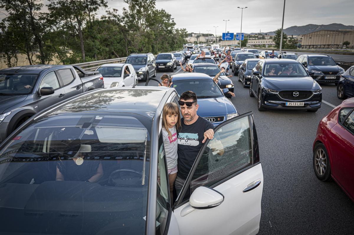 AP-7, a la altura de Montornès del Vallès, el domingo. Varios conductores salen del coche para ver si la cosa avanza