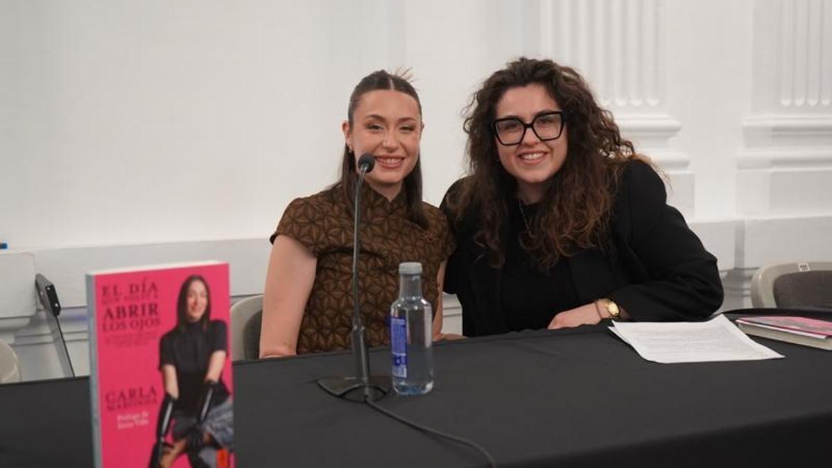 Carla Maronda, a la izquierda, en la presentación de su libro, este jueves en la Casa de la Cultura de Xàtiva.