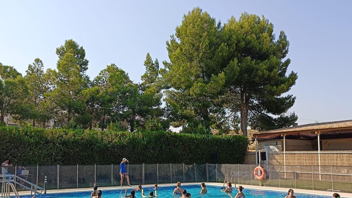 Los vecinos de Jaulín disfrutan de una jornada de actividades en el agua.