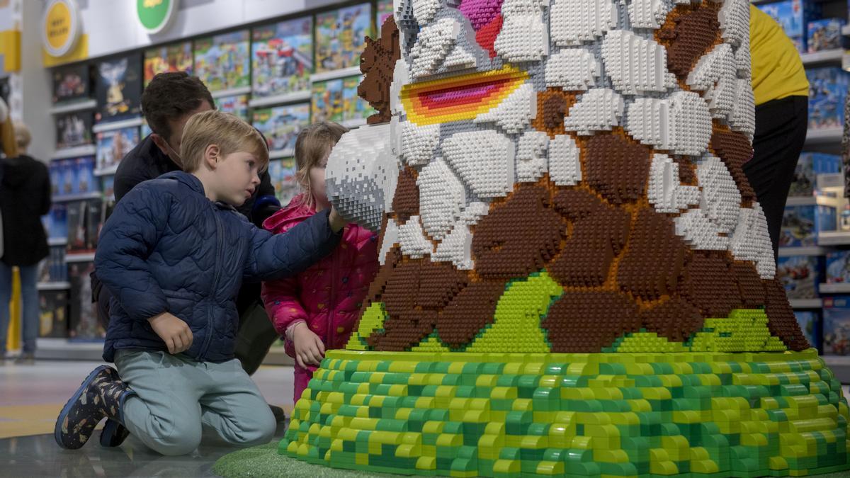 Ambiente durante el mediodía de la nueva tienda Lego en el número 9 del Paseo de Gracia