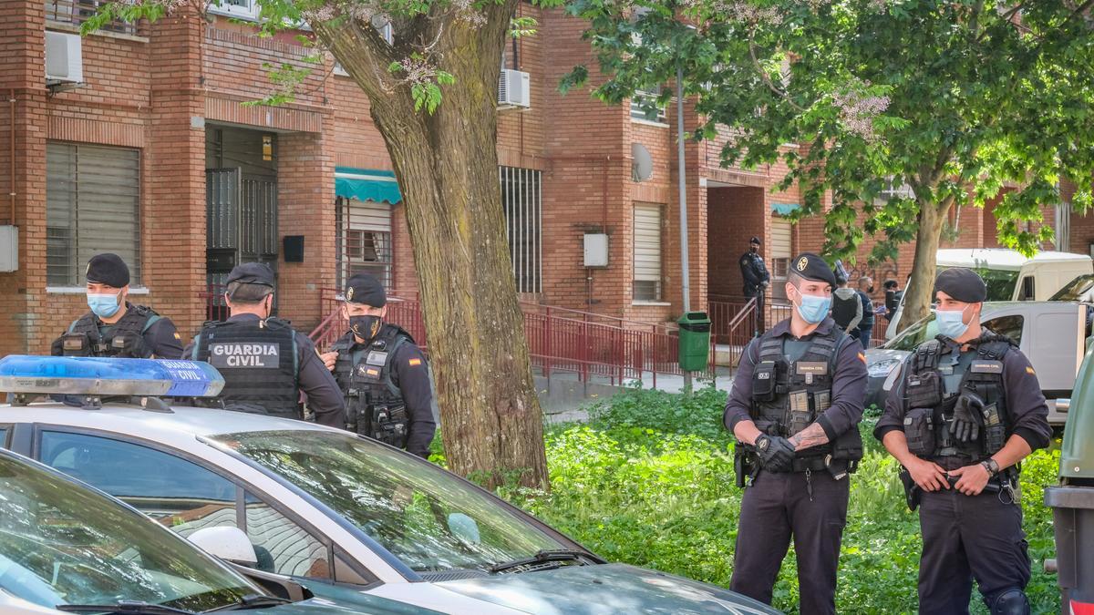 Dispositivo de la Guardia Civil durante los registros en Suerte de Saavedra el pasado viernes.