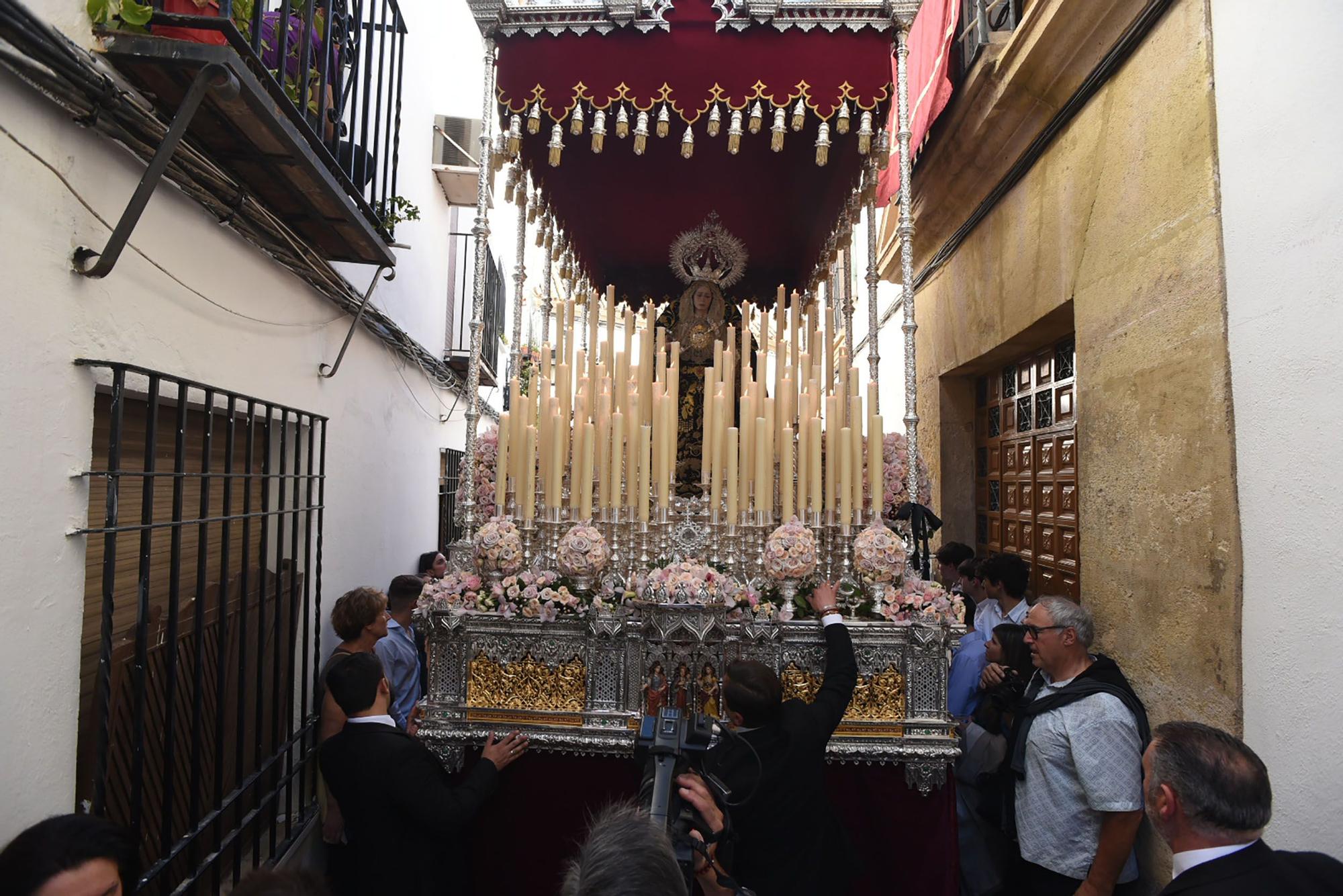 La hermandad del Perdón serpentea camino de la Catedral