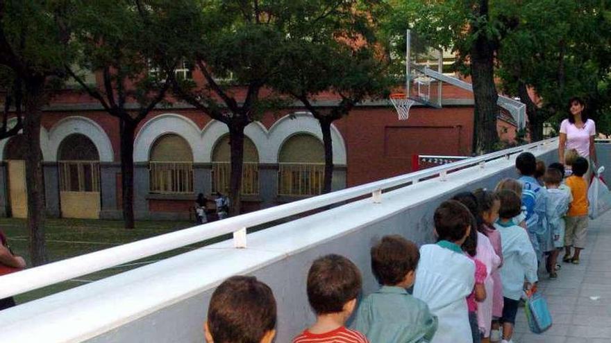 Varios niños en la fila para entrar en clase.