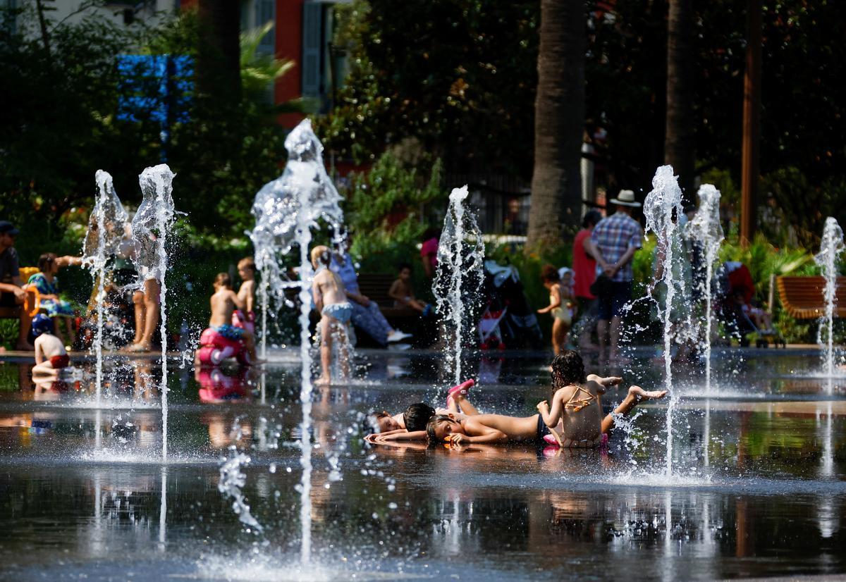 Los niños se refrescan en una fuente en Niza cuando la ola de calor golpea a Francia.