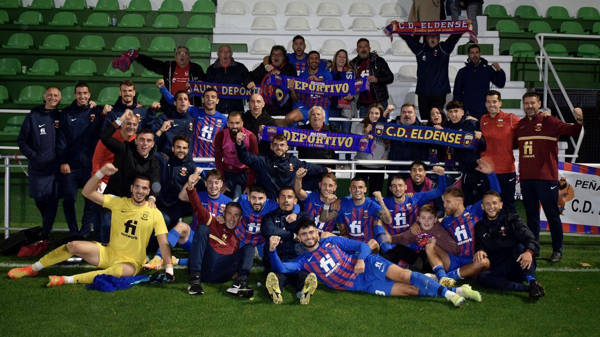 El Eldense celebra el pase de ronda con sus aficionados desplazados