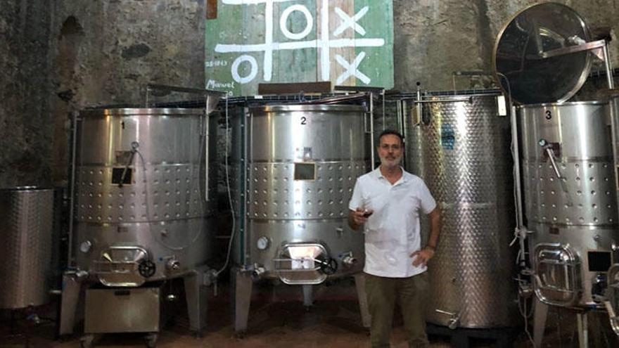 El propietario de la bodega, Enrique Ruiz, en la antigua sala de laminado, convertida hoy en bodega.