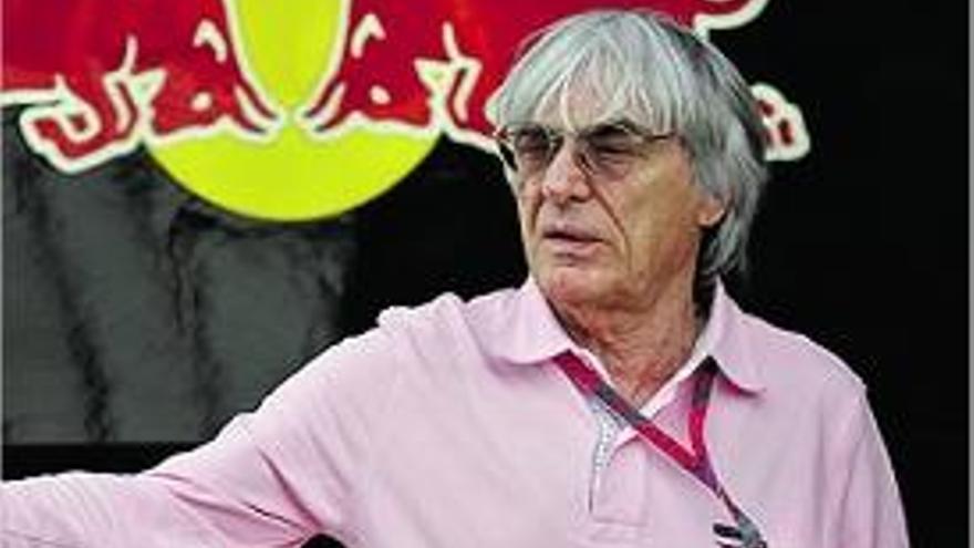 Detenen a Bernie Ecclestone per tractar de pujar a un avió amb armes a l&#039;equipatge