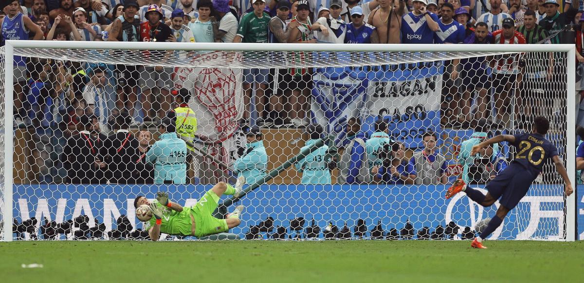 Emiliano Martínez detiene el lanzamiento de Coman en la tanda de penaltis. Lusail (Qatar), 18/12/2022.- Kingsley Coman (R) of France misses against Argentina's goalkeeper Emiliano Martinez (L) during the penalty shoot-out of the FIFA World Cup 2022 Final between Argentina and France at Lusail stadium, Lusail, Qatar, 18 December 2022. Argentina won 4-2 on penalties. (Mundial de Fútbol, Francia, Estados Unidos, Catar) EFE/EPA/Ronald Wittek