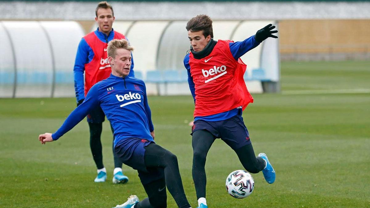 De Jong: "Riqui Puig está más que preparado para ser titular en el Barça"