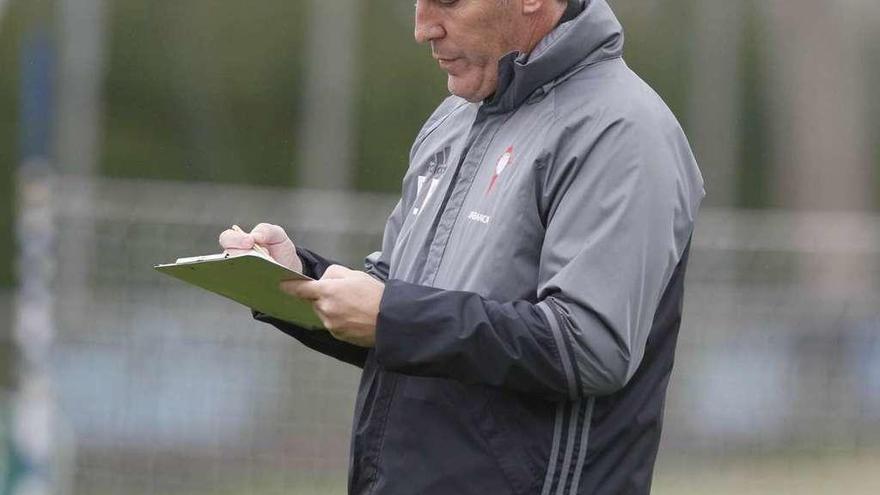 Berizzo consulta sus notas durante un reciente entrenamiento del Celta en A Madroa.  // Ricardo Grobas