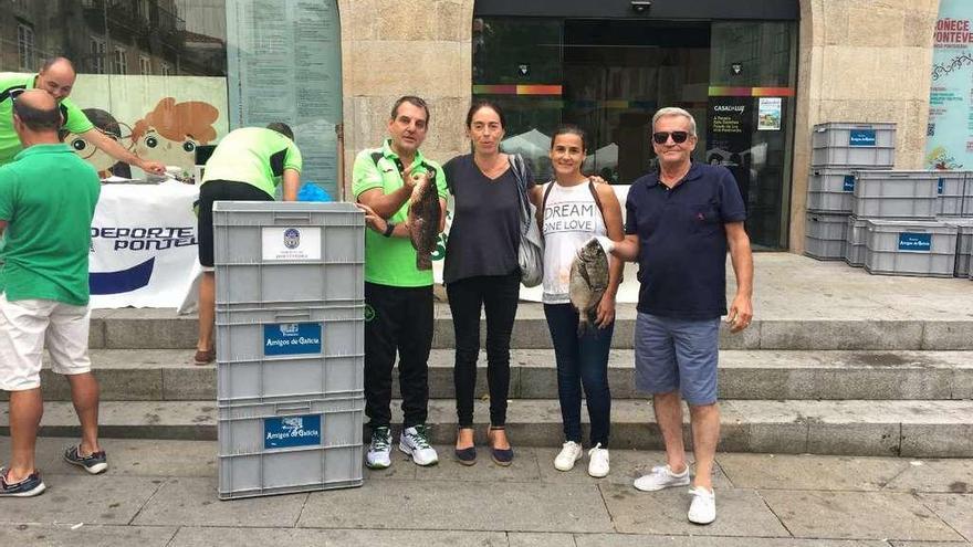 El acto de entrega a Amigos de Galicia de las piezas del campeonato de pesca submarina.