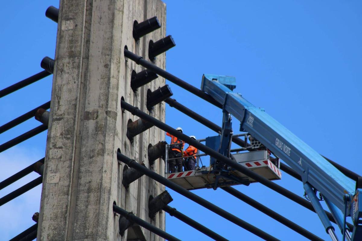 Obras en el puente atirantado del Corredor del Nalón en Sama