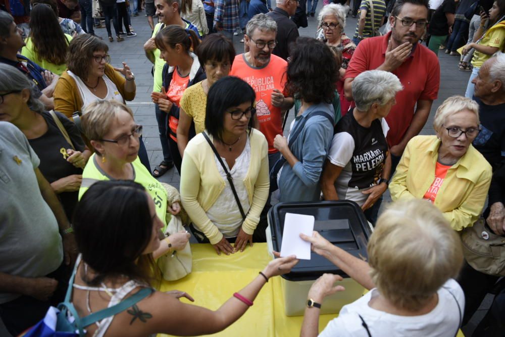 La plaça Major de Manresa s'omple per l'1-O