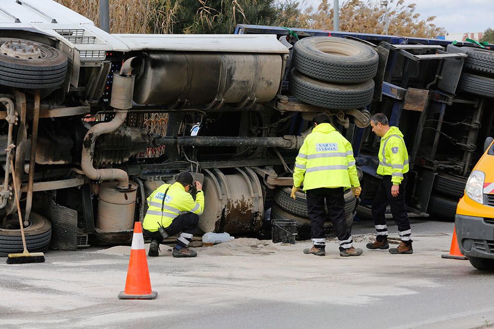 Vuelca un camión cargado de arena en Ibiza