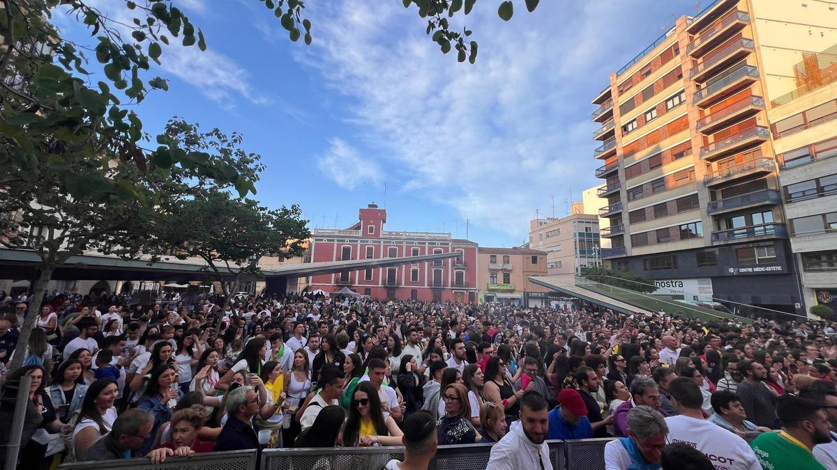 Cientos de personas llenaron la plaza Major el primer viernes de fiestas, el día 9 de mayo, con motivo de la Crida Fest, que seguirán potenciando dada la gran aceptación que cosechó entre el público.