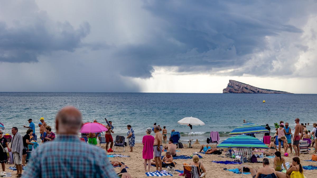 Las playas de Benidorm continúan llenas de gente a pesar de las amenazantes nubes.