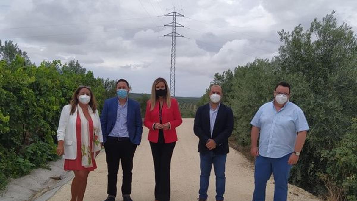 El diputado, con la alcaldesa y otros representantes municipales de Bujalance, en el camino.