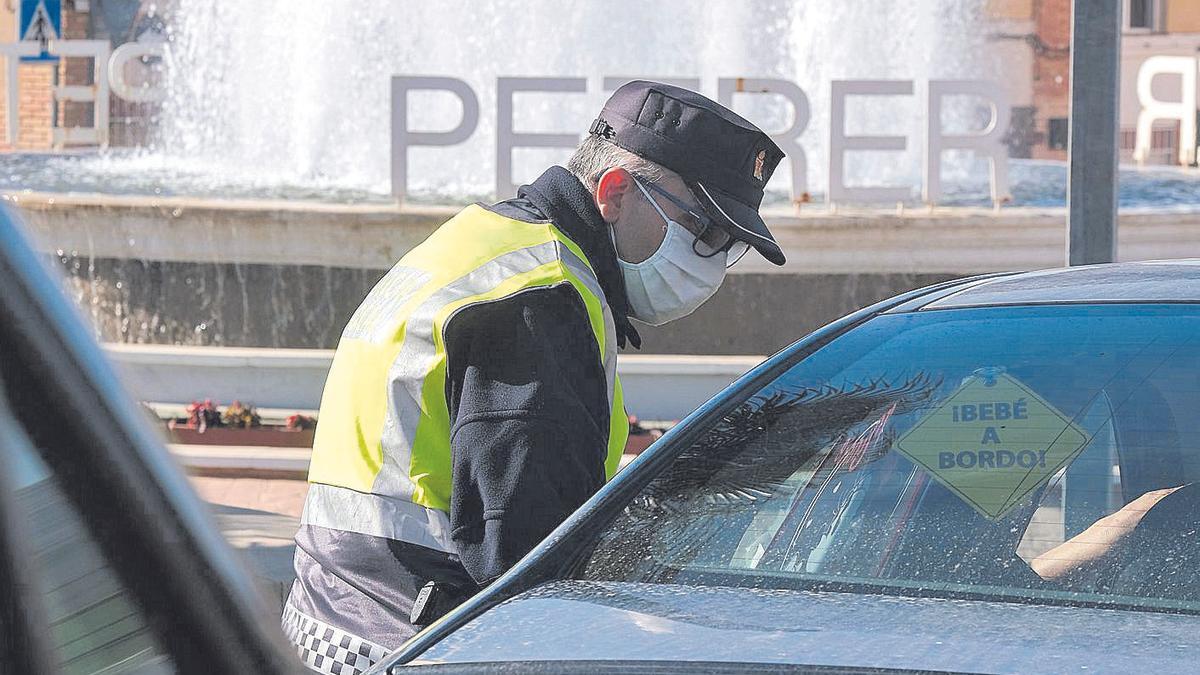 Control policial en Petrer, municipio en el que se ha aplicado un cierre perimetral