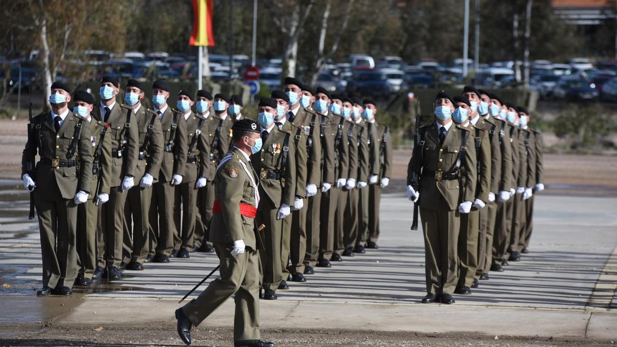 Parada militar en Cerro Muriano en honor a la patrona de la Infantería