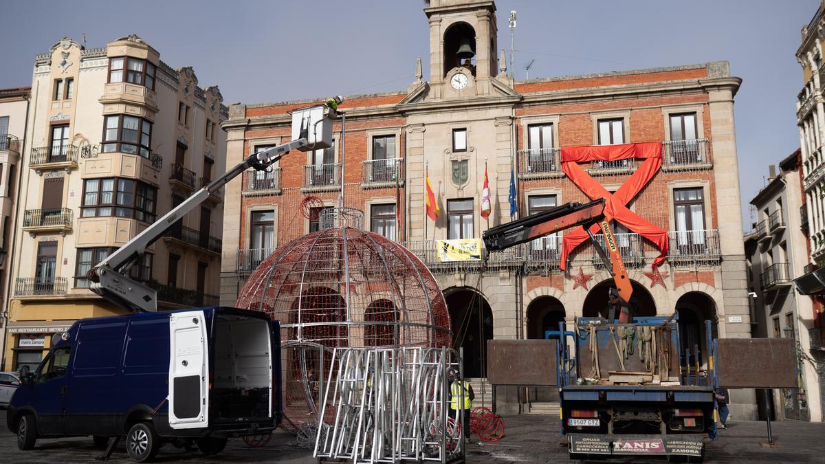 Instalación de la nueva bola navideña en Zamora.