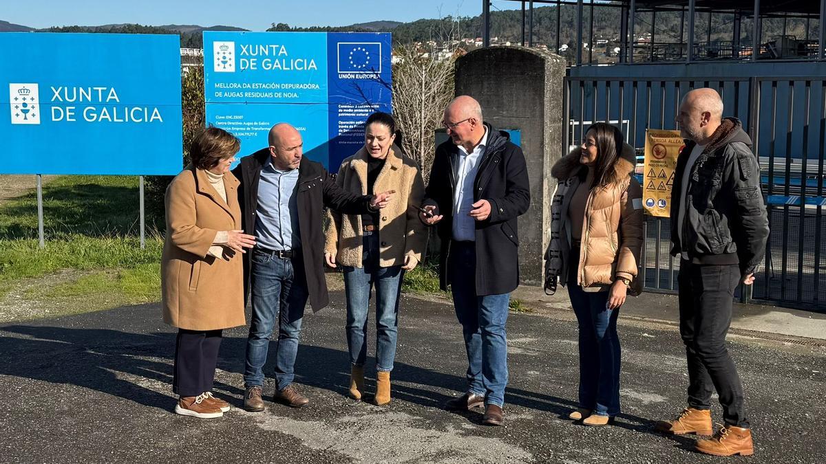 Deputadas e edís do PP durante a visita á estación depuradora de Noia.