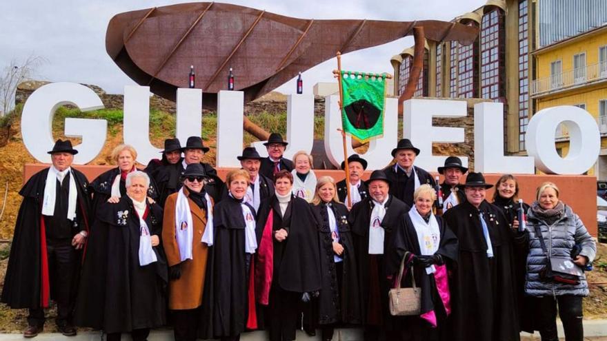 Miembros de la asociación Amigos de la Capa de Toro posan en una foto durante la visita a Guijuelo. | Cedida