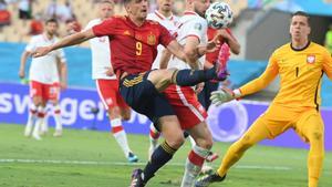 El delantero de la selección española Gerard Moreno (i) remata un balón en el partido ante Polonia.