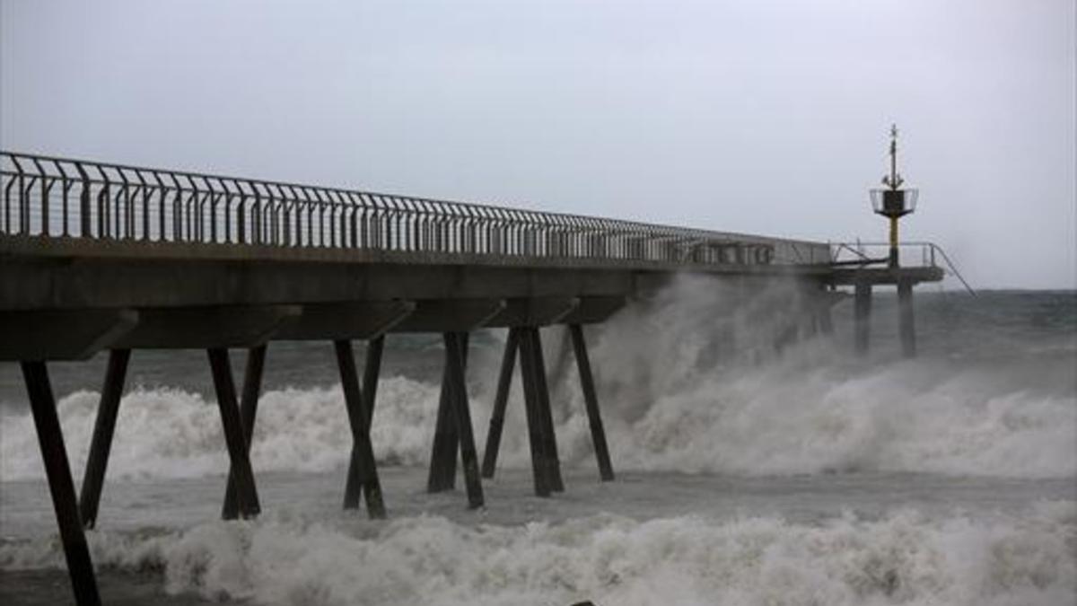 Temporal en el Pont del Petroli de Badalona el domingo pasado.