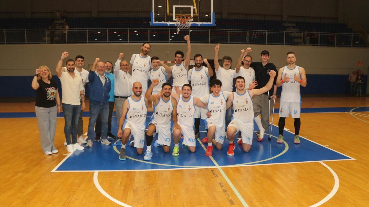 Los jugadores de L’Alcora celebran el título en su pista fetiche.
