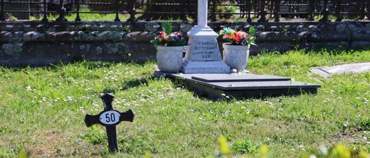 Tumba en la zona de enterramientos del Cementerio Municipal de Pereiró, en el centro de Vigo