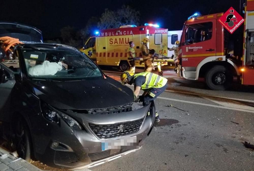 Dos mujeres y un hombre resultaron heridos en un accidente tras colisionar dos coches en a última hora del viernes en Santa Pola.