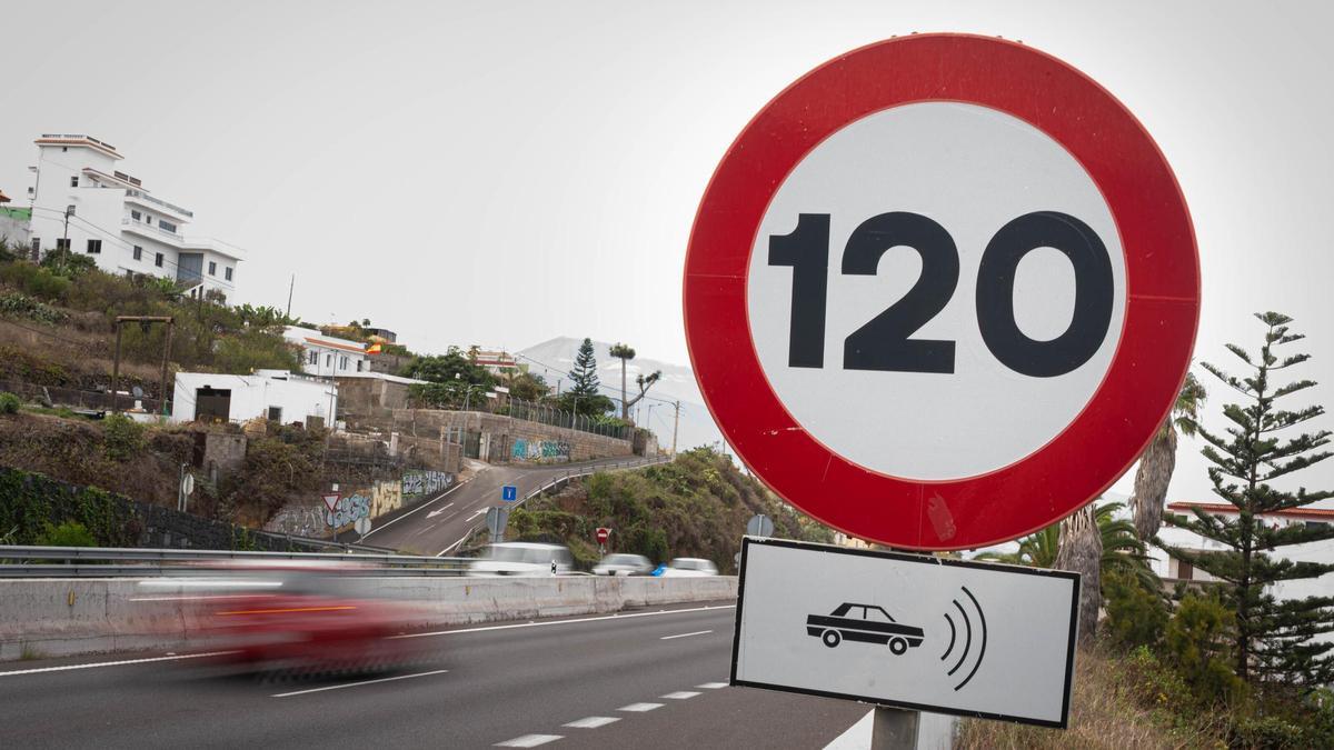 Señal de velocidad máxima y radar en la autopista TF-5