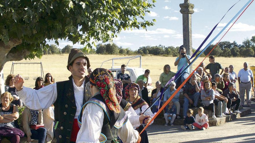 Los integrantes de Manteos y Monteras actúan ante decenas de personas en Villarino de Cebal.