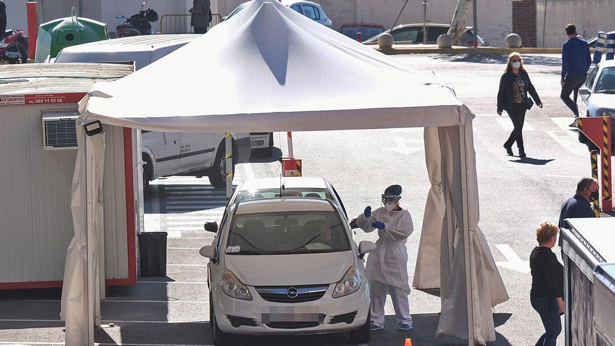 Carpa instalada en el exterior del Hospital de Elda para la realización de pruebas PCR sin que los pacientes bajen de su coche.