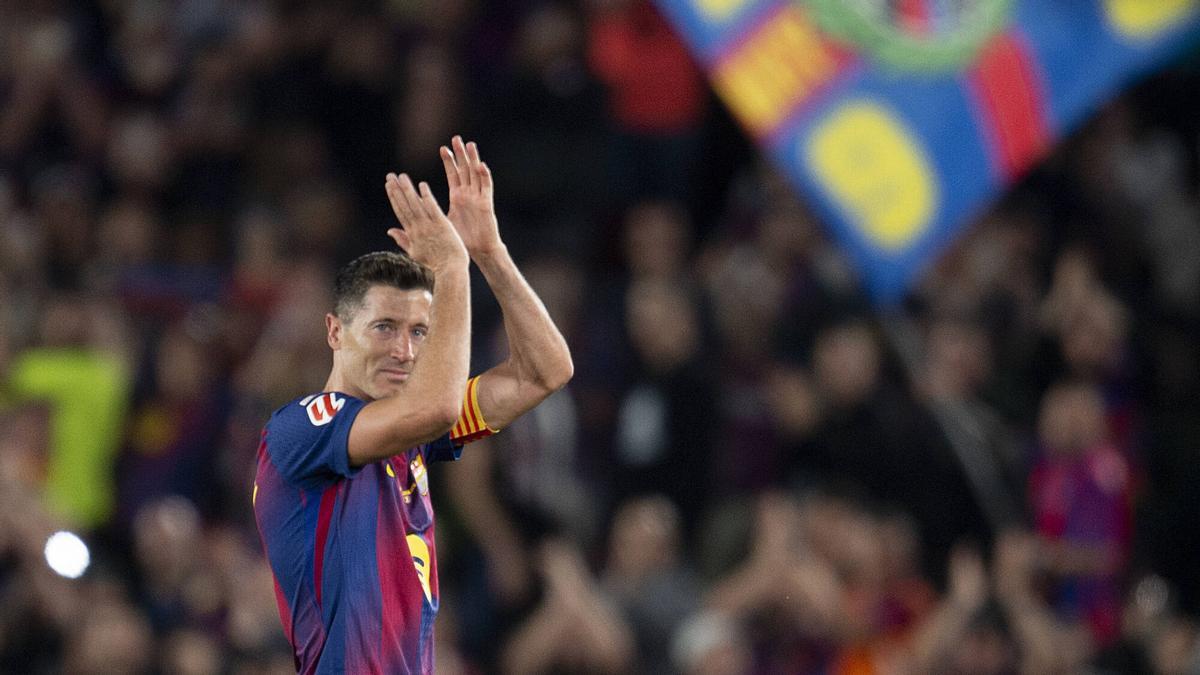 Lewandowski abandona el terreno de juego emocionado al ser sustituído durante el partido de liga entre el FC Barcelona y el Betis en el último partido de la temporada en el Camp Nou