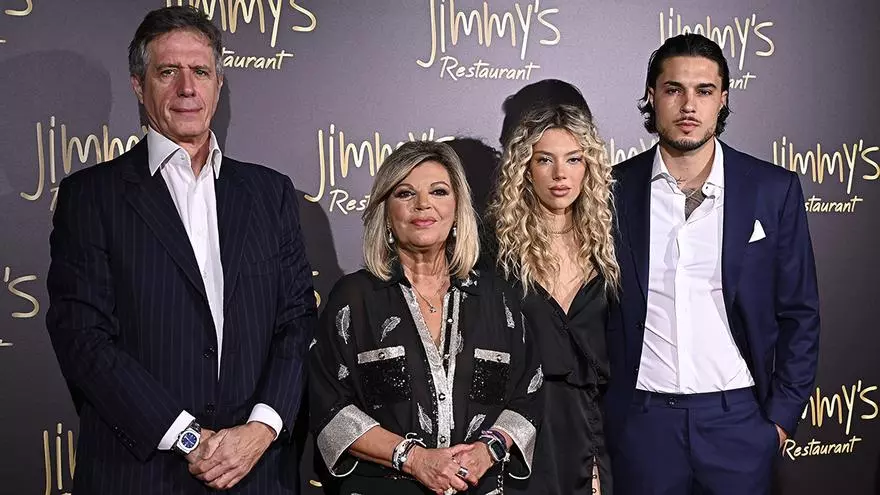 El posado de la... ¿venganza? Terelu Campos celebra su 60 cumpleaños con Carlo Costanzia