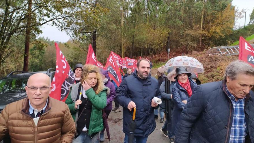 Participantes na mobilización en Val do Dubra / coordinadora eólica