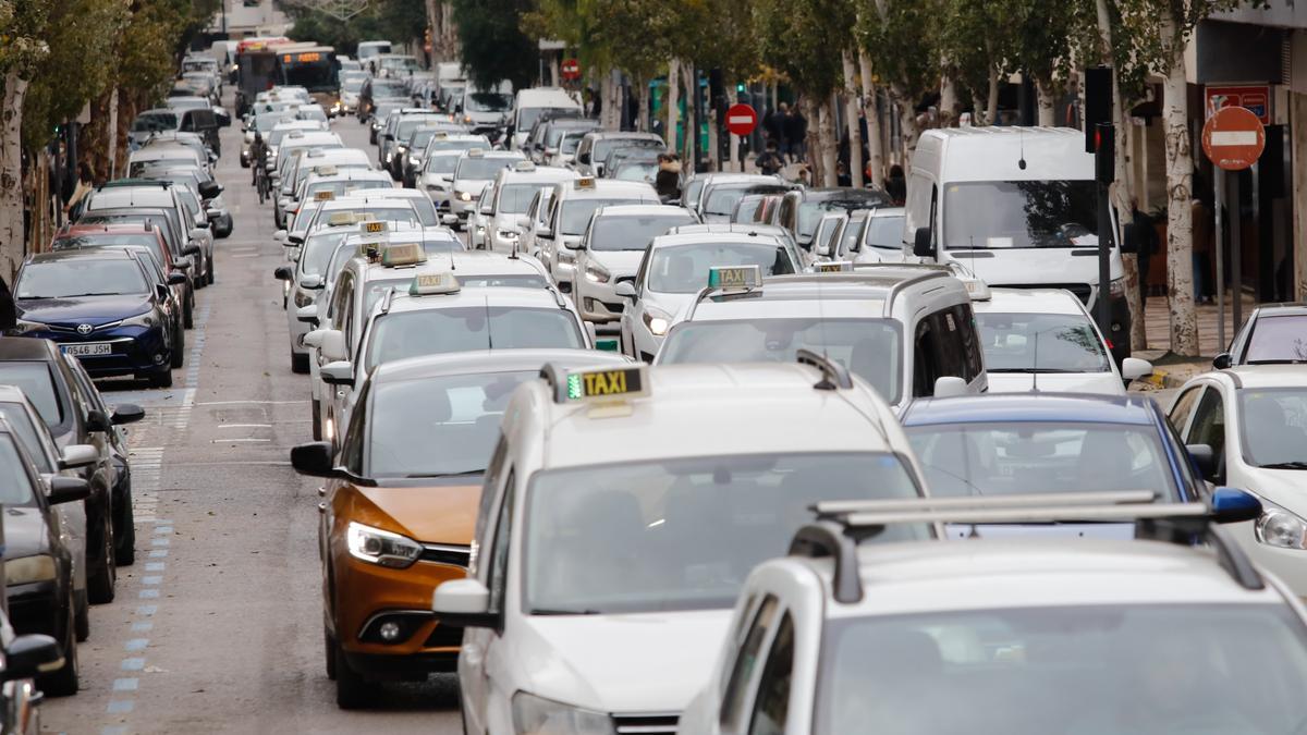 Caravana de protesta de taxis de la ciudad de Ibiza por la obligación de descansar un día a la semana en verano