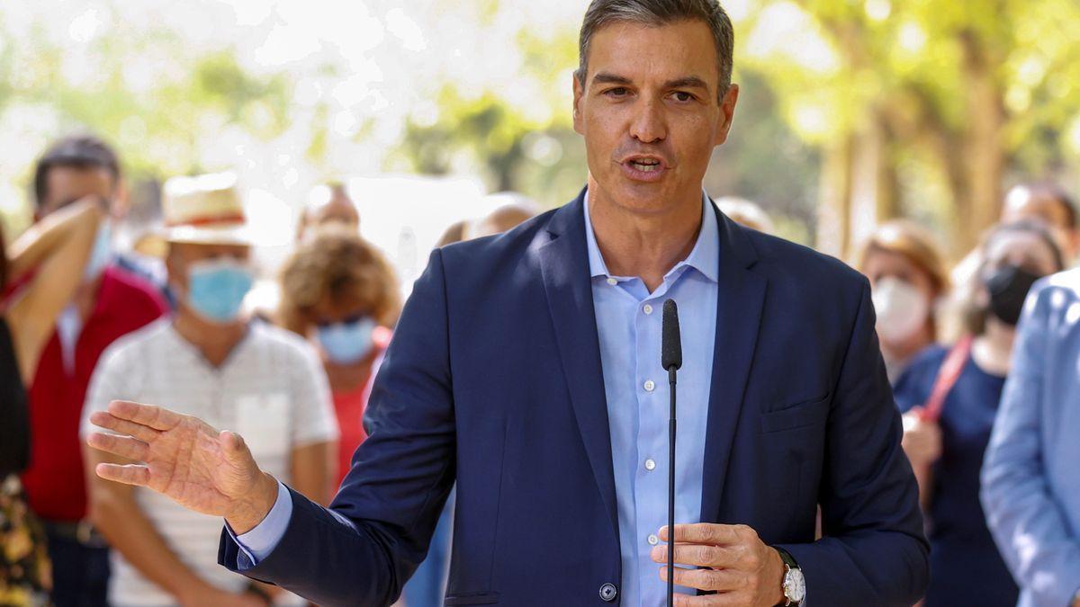 Pedro Sánchez, en una visita a Navalmoral de la Mata el pasado verano. / CHEMA MOYA