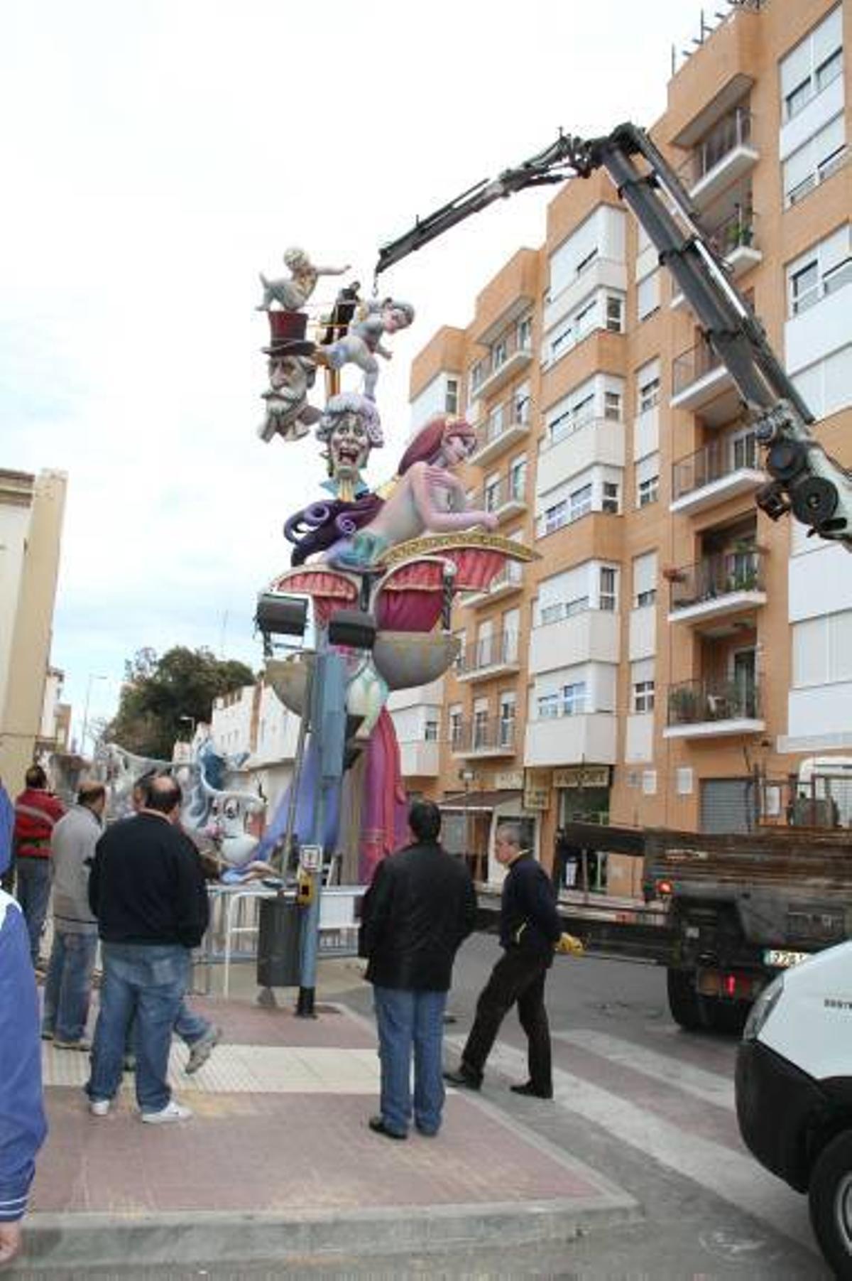 Galería fotos: Las comisiones falleras de Burriana sacan sus monumentos a la calle