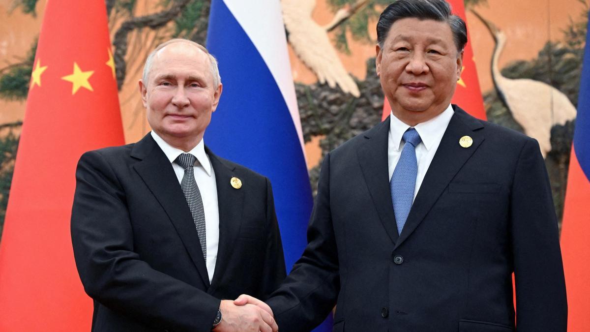 Vladímir Putin y Xi Jinping se saludan durante su encuentro en Pekín, este miércoles.