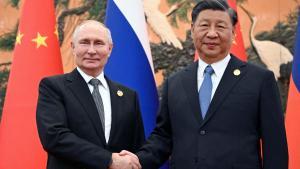 Vladímir Putin y Xi Jinping se saludan durante su encuentro en Pekín, este miércoles.