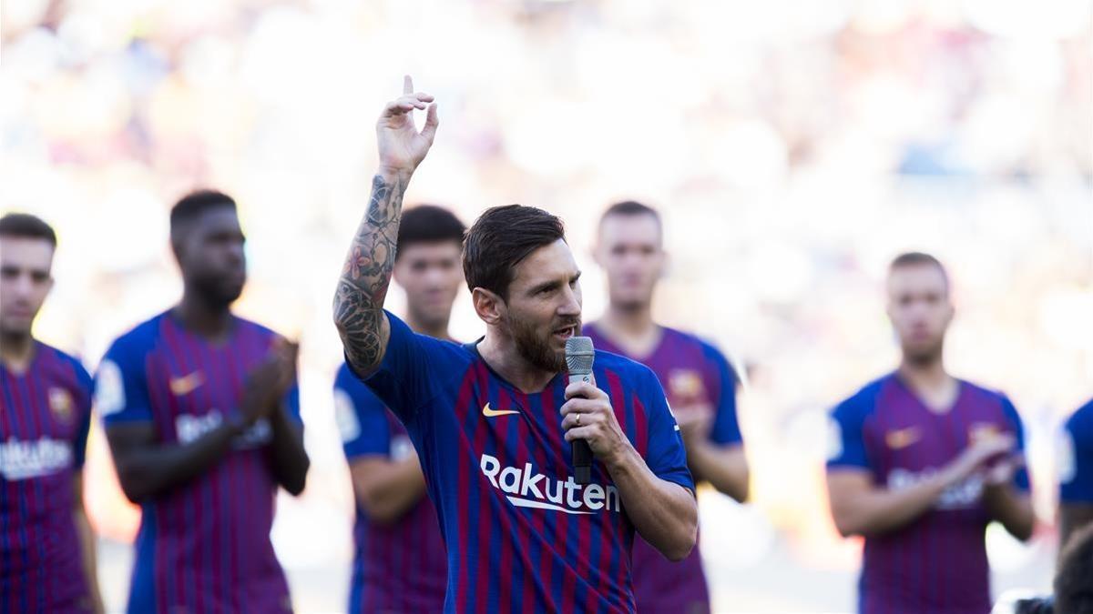 Messi se dirige a los aficionados en los prolegómenos del trofeo Joan Gamper.